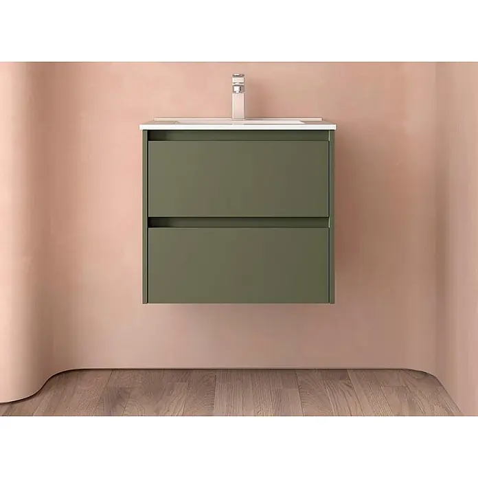 Salgar Badmöbel-Set Salgar - Gesamtbreite Badmöbel: 4,5 cm, Green Satin - Dunkelgrüner schwebender Waschtisch mit zwei Schubladen, weißem Waschbecken und Chromarmatur vor rosa Wand und Holzboden.