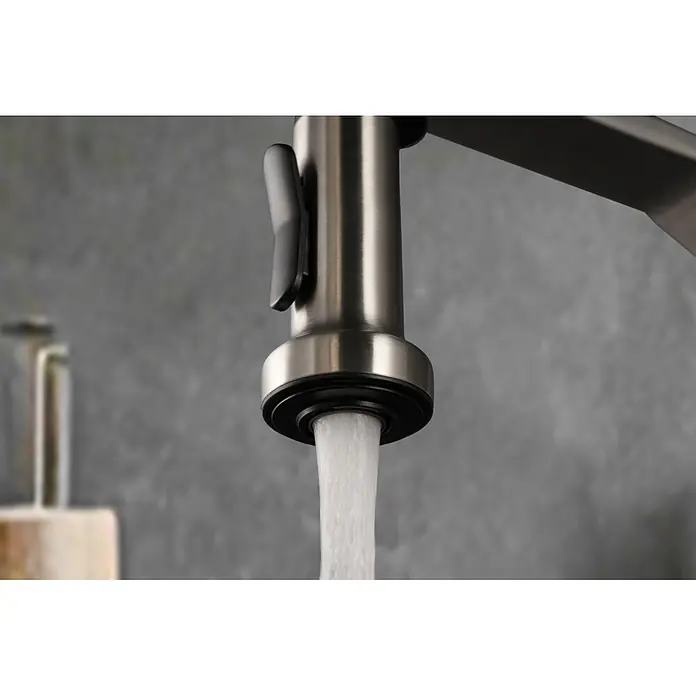 Grifo de cocina Véneto - Níquel, Brillante - Grifo de cocina de acero inoxidable cepillado con botón negro, agua fluyendo.