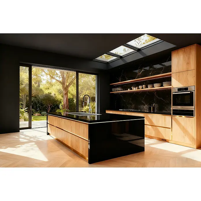 Grifo de cocina Véneto - Níquel, Brillante - Cocina moderna con encimeras negras, armarios de madera e isla con fregadero. Cuenta con salpicadero de mármol, claraboyas y vistas al jardín.