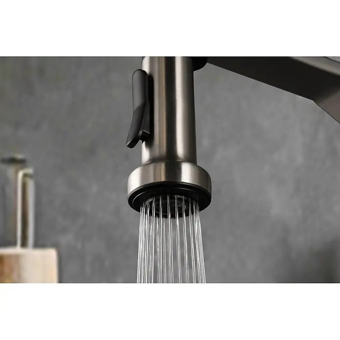 Grifo de cocina Véneto - Níquel, Brillante - Cabezal de grifo de cocina de metal cepillado con botón lateral negro, rociando agua activamente.