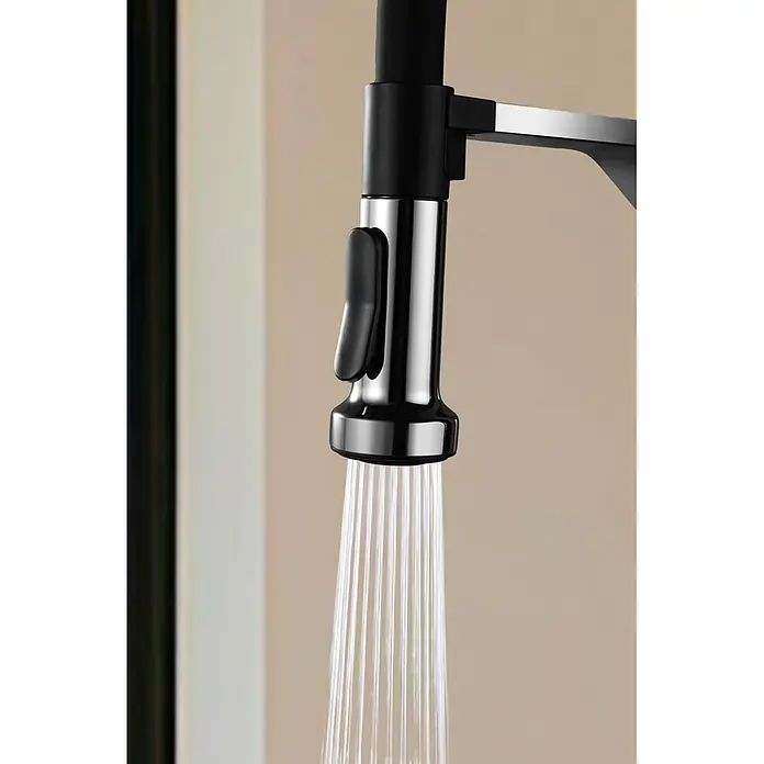 Grifo de cocina Véneto - Cromo, Brillante - Cabezal de grifo de cocina negro y cromado rociando agua.