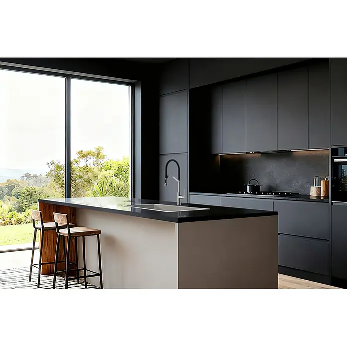 Grifo de cocina Véneto - Cromo, Brillante - Cocina moderna con gabinetes gris oscuro y una gran isla con fregadero, con vistas a un paisaje exuberante.