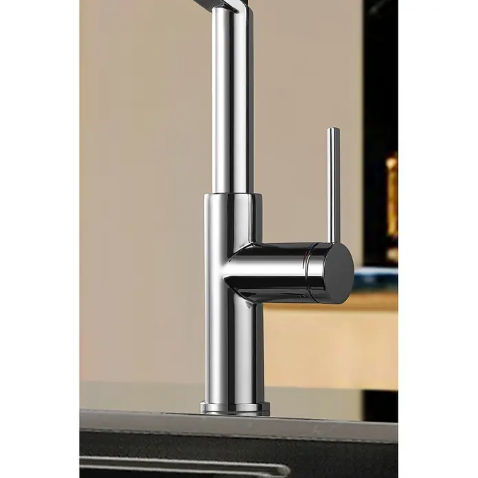 Grifo de cocina Véneto - Cromo, Brillante - Grifo de cocina cromado con monomando, instalado en una encimera oscura en una cocina.