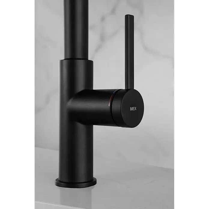 Grifo de cocina Véneto - Negro, Mate - Grifo de cocina monomando negro mate con indicadores de temperatura rojo y azul, y marca 'IMEX' en el mando.