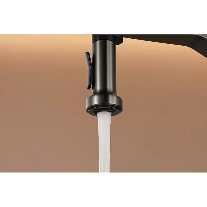 Grifo de cocina Véneto - Black gun metal, Brillante, Grifería monomando. - Grifo de cocina metálico oscuro con cabezal extraíble, dispensando un chorro de agua.