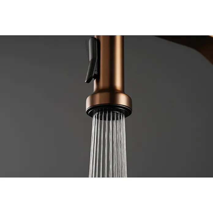 Grifo de cocina Véneto - Oro rosa, Brillante - Grifo de cocina color bronce con agua saliendo de su rociador.