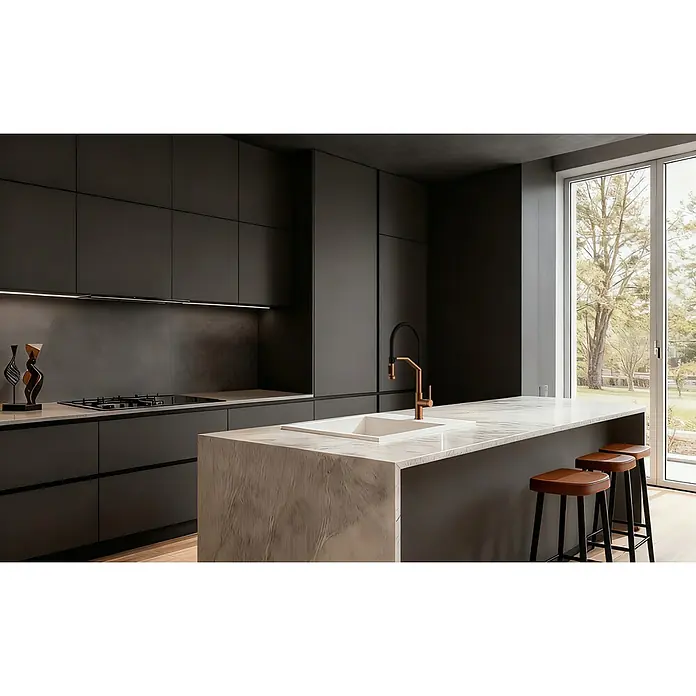 Grifo de cocina Véneto - Oro rosa, Brillante - Cocina moderna gris oscuro con isla de mármol, fregadero integrado, grifo de latón y placa de inducción, bañada en luz natural.