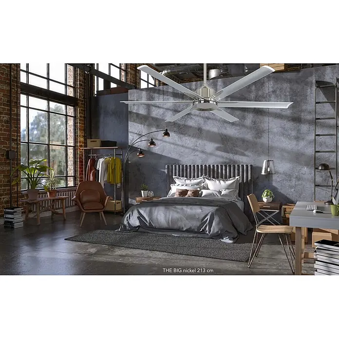 Vam Deckenventilator THE BIG 210 Nickel matt - Nickel matt, 2.130 mm, 47 W - Großer Deckenventilator aus Nickel mit acht Flügeln in einem geräumigen Schlafzimmer im Industriestil installiert.