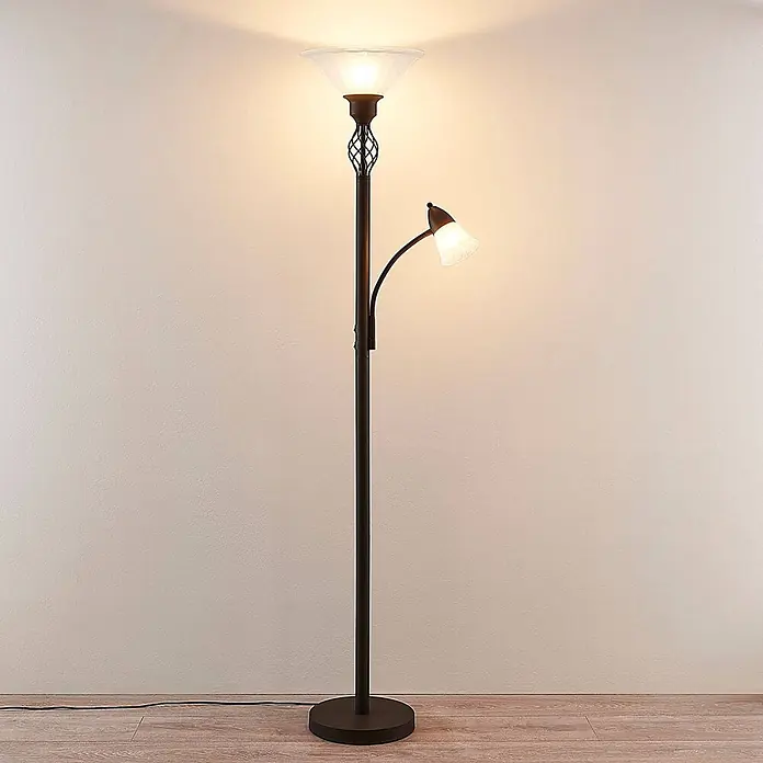 Lucande LED-Deckenfluter Dunja - braun / rost - Dunkelbronzene Stehlampe mit Deckenfluter und verstellbarer Leselampe, beide mit milchigen Glasschirmen.
