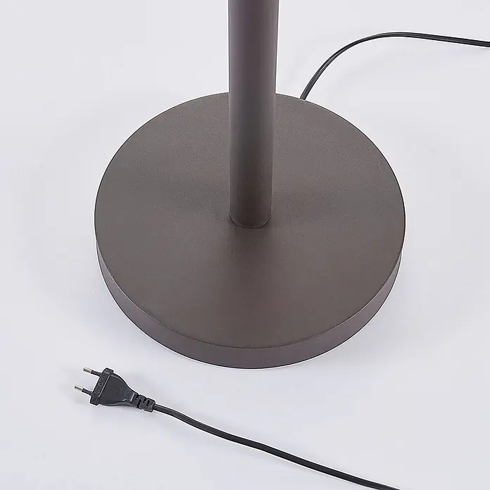 Lucande LED-Deckenfluter Dunja - braun / rost - Dunkelgrauer Lampensockel mit zentralem Rohr und schwarzem Netzkabel mit zweipoligem Stecker.