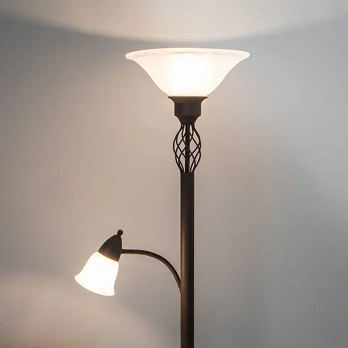 Lucande LED-Deckenfluter Dunja - braun / rost - Dunkle Metall-Stehlampe mit mattierter Glas-Deckenleuchte und verstellbarer Leseleuchte, verziert mit einem gedrehten Käfigmuster.