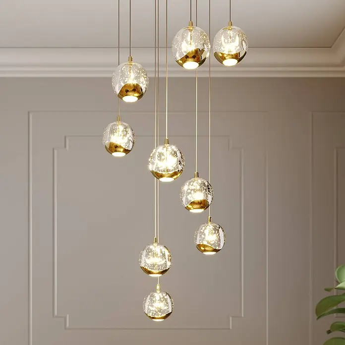 Lucande Pendelleuchte Hayley - L x B x H: 40 x 40 x 150 cm, klar / transparent, klar, gold - Mehrflammige Pendelleuchte mit kugelförmigen Klarglasschirmen, Goldakzenten, beleuchtet einen stilvollen Raum.