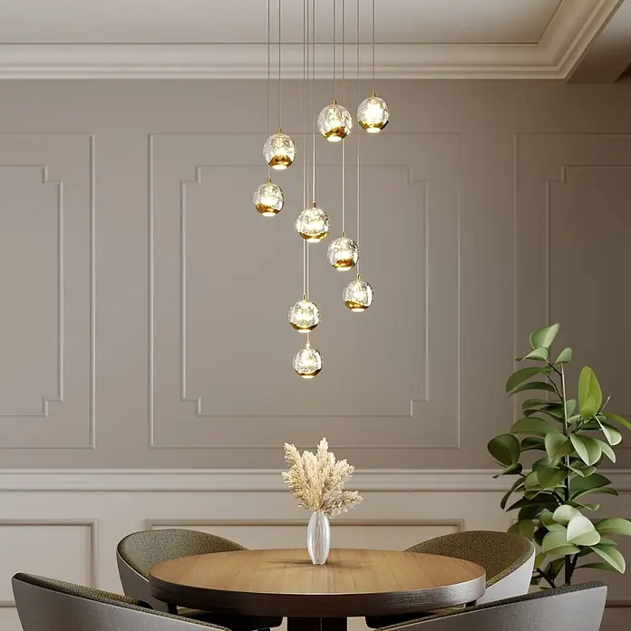 Lucande Pendelleuchte Hayley - L x B x H: 40 x 40 x 150 cm, klar / transparent, klar, gold - Mehrflammige Pendelleuchte mit strukturierten Klarglaskugeln und Goldakzenten, die einen Essbereich beleuchtet.
