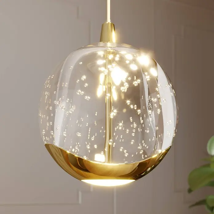 Lucande Pendelleuchte Hayley - L x B x H: 40 x 40 x 150 cm, klar / transparent, klar, gold - Eine kugelförmige Pendelleuchte mit klarem, blasengefülltem Glasschirm und goldenen Metallakzenten, beleuchtet und hängend.
