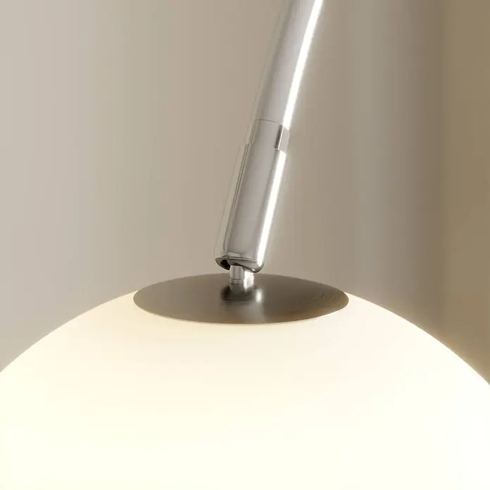 Lindby Stehleuchte Cynthia - alu / grau / zink, E27 - Nahaufnahme einer Lampe mit hellweißem Leuchtdiffusor, gebürsteter Metallbasis und poliertem Chromarm. Strahlt weiches Licht aus.