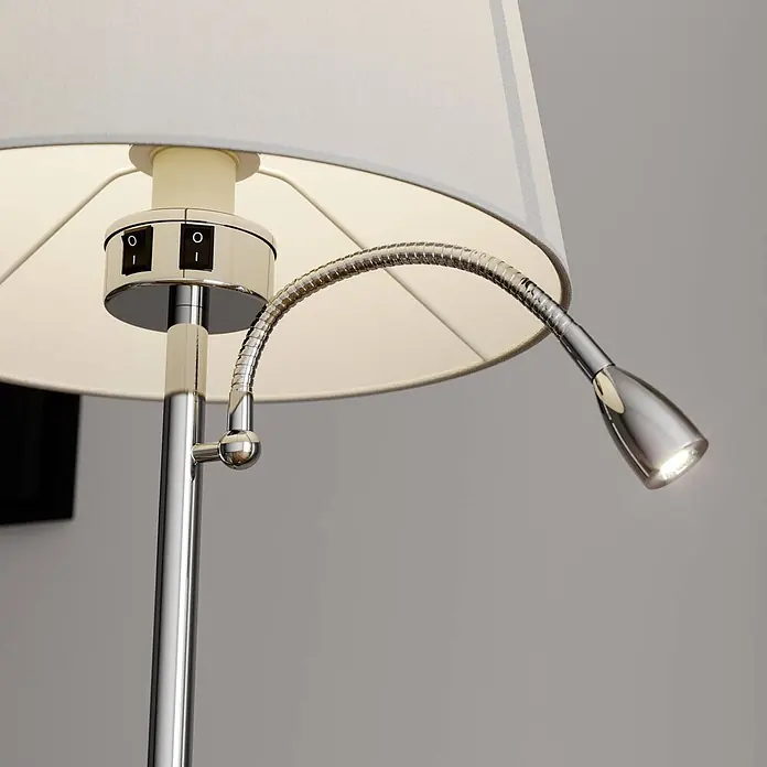 Lindby Stehleuchte Benjiro - chrom / silber, weiß / opal, E27 - Verchromte Stehlampe mit weißem Stoffschirm, zwei Kippschaltern und verstellbarem Chrom-Schwanenhals-LED-Spot.
