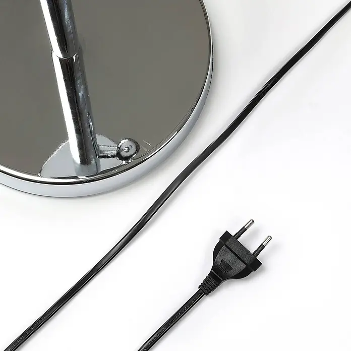 Lindby Stehleuchte Benjiro - chrom / silber, weiß / opal, E27 - Glänzender Chromsockel mit schwarzem Stromkabel und zweipoligem Eurostecker.