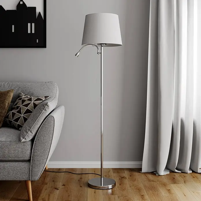 Lindby Stehleuchte Benjiro - chrom / silber, weiß / opal, E27 - Große Stehleuchte mit grauem Stoffschirm und Chrom-Finish, mit flexibler LED-Leselampe, neben einem grauen Sofa.