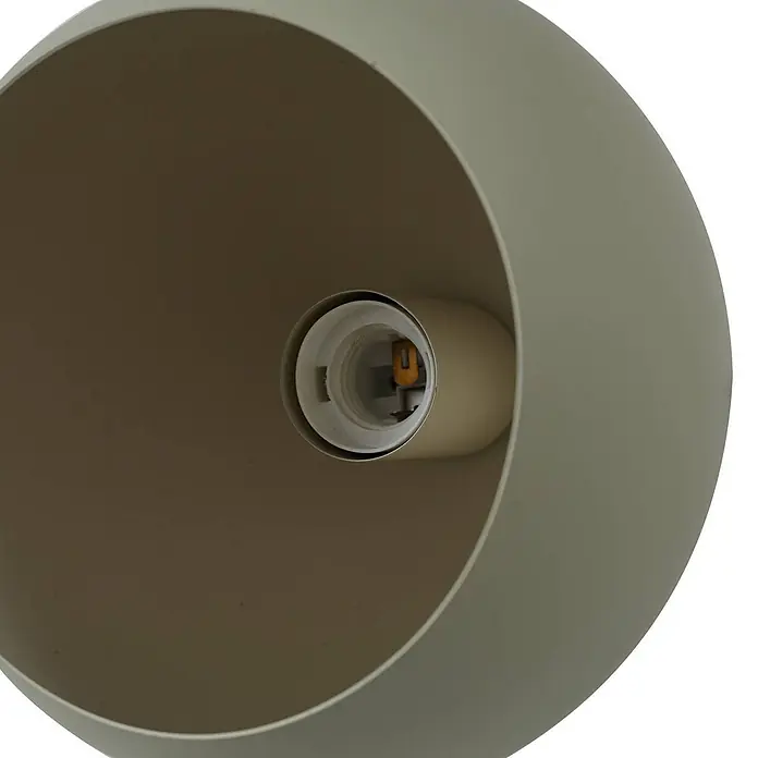 Lindby Tischleuchte Solomia - L x B x H: 20 x 20 x 20 cm, grün, E27 - Innenansicht einer mattgrünen Lampenschirms mit cremefarbener Glühbirnenfassung.