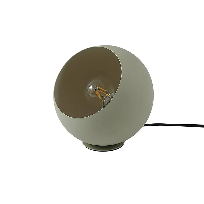 Lindby Tischleuchte Solomia - L x B x H: 20 x 20 x 20 cm, grün, E27 - Salbeigrüne kugelförmige Tischleuchte mit Ausschnitt, der eine Filament-LED-Birne zeigt, auf rundem Sockel mit schwarzem Kabel.