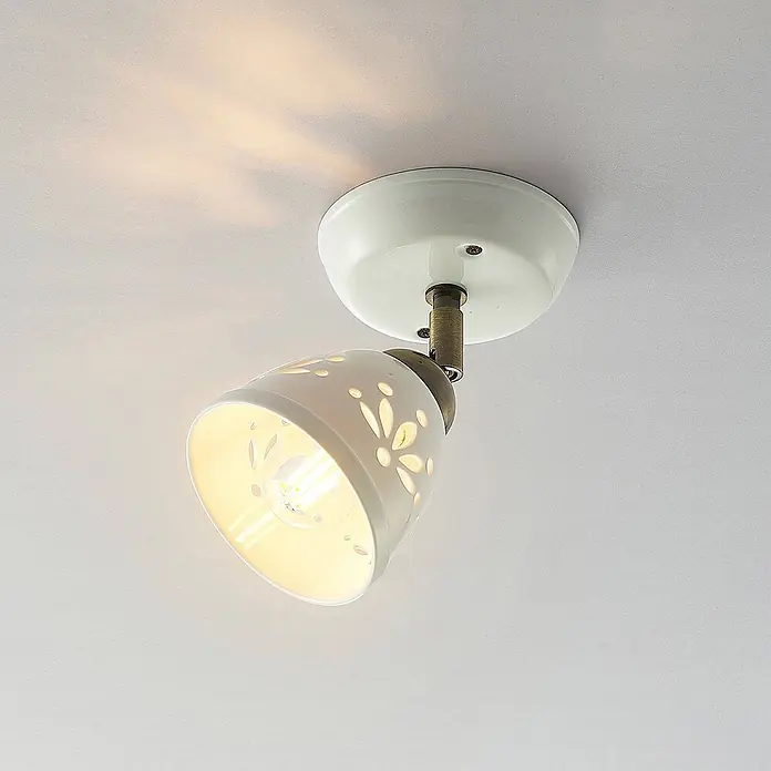 Lindby Deckenstrahler Sanrike - L x B x H: 19 x 12 x 16 cm, weiß / opal, weiß / opal, E14 - Verstellbarer weißer Keramik-Deckenstrahler mit dekorativen Blumenausschnitten und einer LED-Birne, an Messingarm montiert.