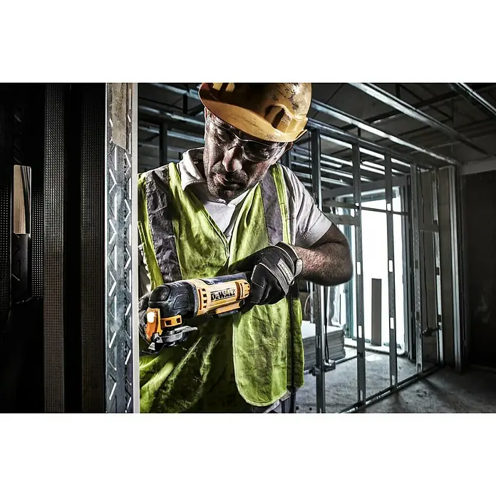 DeWalt Elektro-Multifunktionswerkzeug DWE315 - 300 W, Sonstige - Der Bauarbeiter verwendet das DeWalt Multifunktionswerkzeug für präzise Arbeiten. Das Werkzeug ist kompakt und leistungsstark.