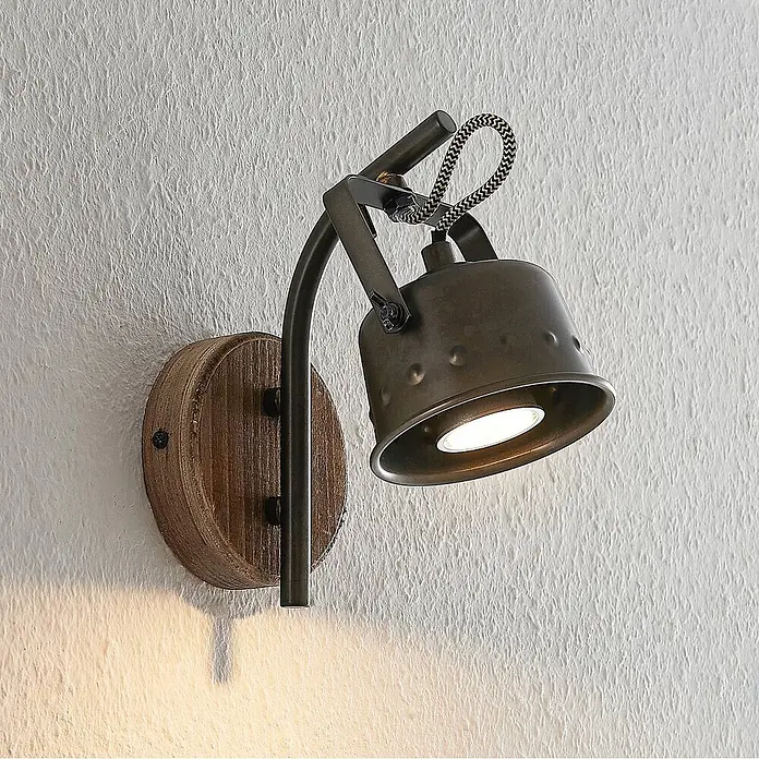 Lindby Wandleuchte Rubinjo - schwarz, GU10 - Wandstrahler im Industriestil mit verstellbarem dunklem Metallkopf, geschwungenem Arm und runder Holzbasis, mit geflochtenem Kabel.