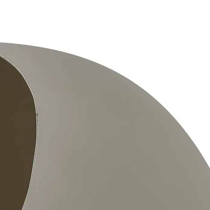 Lindby Tischleuchte Somolia - L x B x H: 20 x 20 x 20 cm, creme / amber, E27 - Nahaufnahme eines glatten, gewölbten, taupefarbenen Objekts mit dunklerem Inneren.
