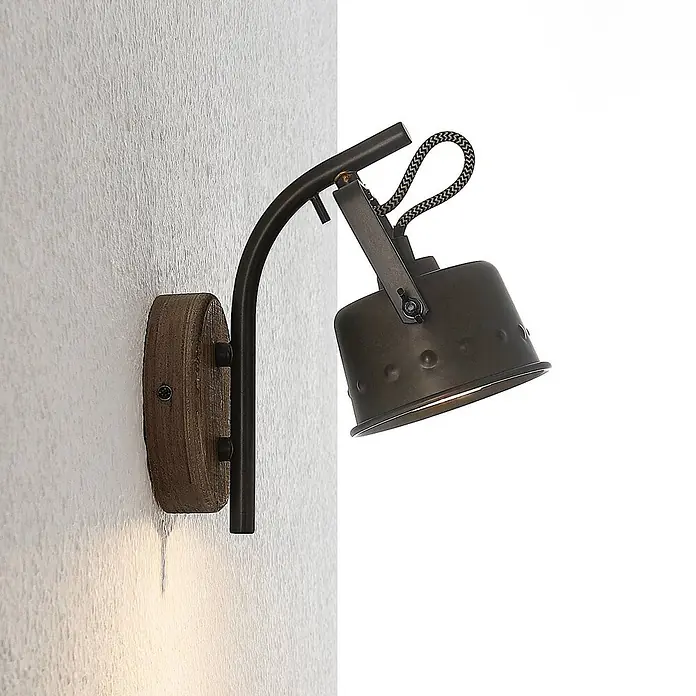 Lindby Wandleuchte Rubinjo - schwarz, GU10 - Wandmontierter dunkelmetallischer Strahler mit Holzsockel und geflochtenem Kabel.