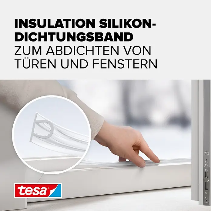 Tesa INSULATION Silikondichtung - Transparent, 6 m x 9 mm x 7 mm, Geeignet für: Spaltenbreiten 1 - 7 mm - Transparentes Tesa Silikon-Dichtungsband wird von einer Hand zur Abdichtung an einem Fensterrahmen angebracht.