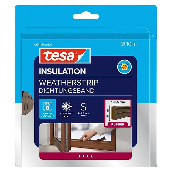 Tesa INSULATION Dichtungsband Gummi S - Braun, 10 m x 9 mm x 4 mm, Geeignet für: Spaltenbreiten 1 - 3,5 mm - Tesa braunes Gummi-Dichtungsband zur Fensterisolierung, stoppt Kälte/Wärme. An einem Fenster angebracht dargestellt.