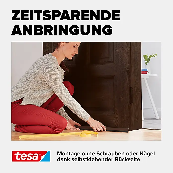 Tesa INSULATION Türdichtschiene für Teppichböden - Braun, Geeignet für: Spaltenbreiten bis 15 mm - Frau installiert dunkle selbstklebende Türdichtung am unteren Rand einer Holztür, schnelle und schraubenfreie Anbringung zeigend.