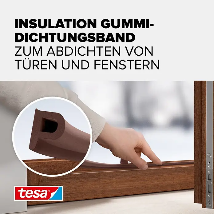 Tesa INSULATION Dichtungsband GUMMI L - Braun, 10 m x 9 mm x 5,5 mm, Geeignet für: Spaltenbreiten 2 - 5 mm - Braunes Gummi-Dichtungsband auf einem Holzfensterrahmen angebracht, mit Einsatz des P-Profils zur Isolierung von Türen und Fenstern.