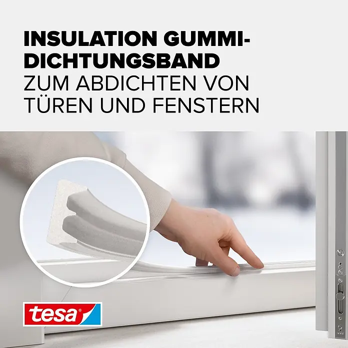 Tesa INSULATION Dichtungsband Gummi S - Weiß, 6 m x 9 mm x 4 mm, Geeignet für: Spaltenbreiten 1 - 3,5 mm - Isolier-Gummidichtungsband wird an einem Fensterrahmen angebracht. Eine Nahaufnahme zeigt das hellgraue, elastische Profil des Dichtungsbands.