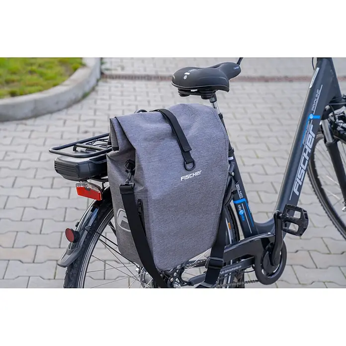 Fischer Alforja portaequipaje Plus Cita - L x An x Al: 57 x 34 x 18 cm - Alforja de bicicleta gris con cierre enrollable y logo Fischer, fijada al portabultos de una e-bike.