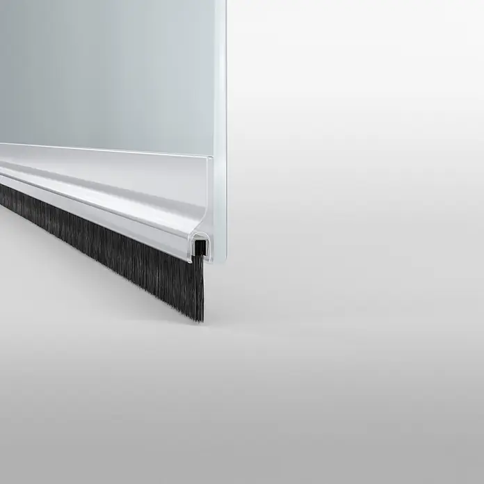 Tesa INSULATION Türdichtschiene für Teppichböden - Weiß, Geeignet für: Spaltenbreiten bis 15 mm - Transparente Bürstendichtung für Türen mit schwarzen Borsten.