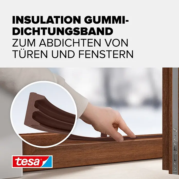 Tesa INSULATION Dichtungsband Gummi S - Braun, 10 m x 9 mm x 4 mm, Geeignet für: Spaltenbreiten 1 - 3,5 mm - Braunes Gummidichtungsband auf Holzfensterrahmen, von Hand angebracht. Nahaufnahme zeigt Profil.
