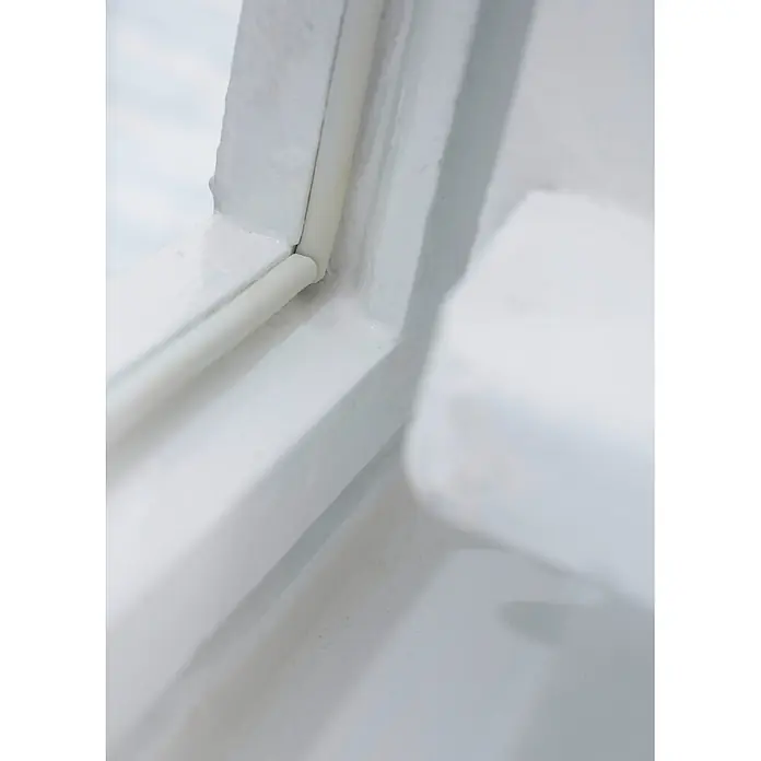Tesa INSULATION Dichtungsband GUMMI L - L x B x H: 6 m x 9 mm x 5,5 mm, Weiß - Weißes Dichtungsmittel an einem Fensterrahmen, um eine dichte Abdichtung zu gewährleisten.