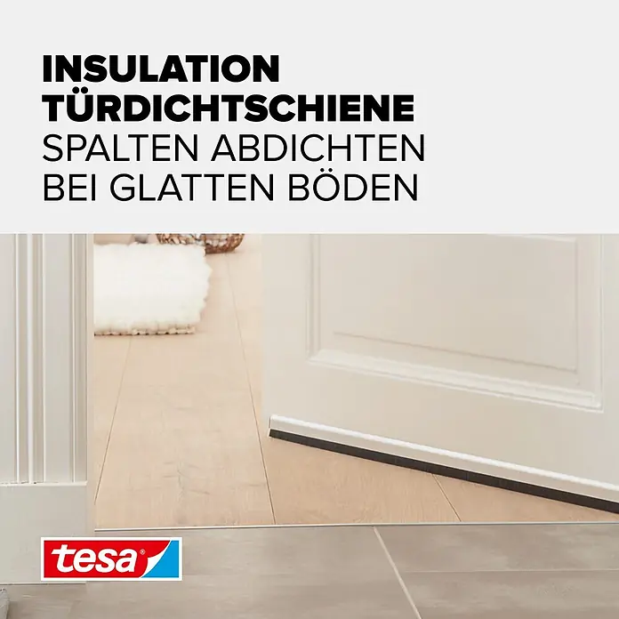 Tesa INSULATION Türdichtschiene für glatte Böden - Weiß, 1 m x 37 mm, Geeignet für: Spaltenbreiten bis 12 mm - Dunkelgraue Tesa Türdichtschiene an einer weißen Tür, die den Spalt am unteren Rand auf glattem Boden abdichtet.