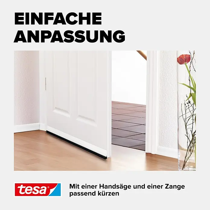 Tesa INSULATION Türdichtschiene für glatte Böden - Weiß, 1 m x 37 mm, Geeignet für: Spaltenbreiten bis 12 mm - Tesa Türdichtung, schwarze Bürstendichtung mit silbernem Rahmen, an weißer Tür montiert. Leicht anpassbar.