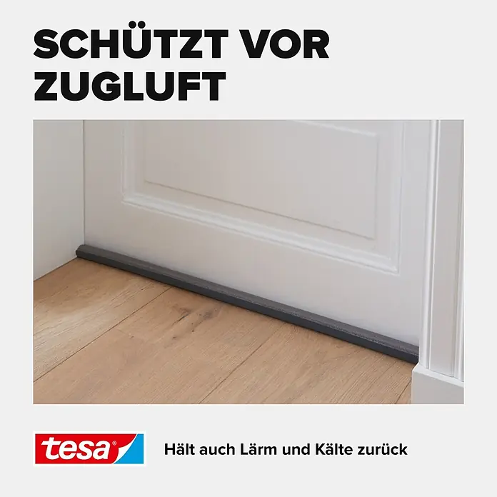 Tesa INSULATION Türbodendichtung Doppel-Dichtung - Grau, 0,95 m x 25 mm, Geeignet für: Glatte Böden - Dunkelgrauer Zugluftstopper an einer weißen Tür auf Holzfußboden.