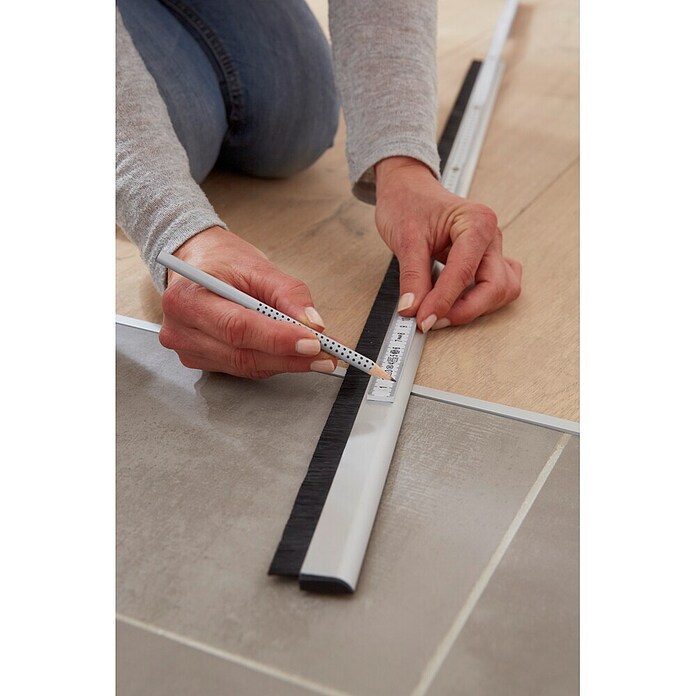 tesa MOLL Türdichtschiene Alu Comfort (Weiß, 1 m x 40 mm, Geeignet für: Spaltenbreiten bis 15 mm)
