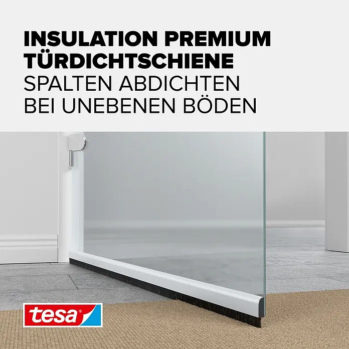 Tesa INSULATION Türdichtschiene für unebene Böden - Edelstahloptik, Geeignet für: Spaltenbreiten bis 15 mm - Weiße Tesa Türdichtschiene mit schwarzen Borsten, an Tür montiert, um Spalten auf unebenen Böden abzudichten.