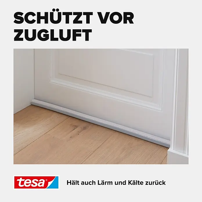 Tesa INSULATION Türbodendichtung Doppel-Dichtung - Weiß, 0,95 m x 25 mm, Geeignet für: Glatte Böden - Grauer tesa Zugluftstopper an der Unterseite einer weißen Tür auf Holzfußboden, schützt vor Zugluft, Lärm und Kälte.