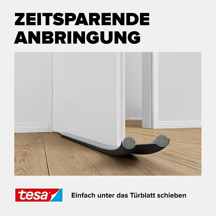 Tesa INSULATION Türbodendichtung Doppel-Dichtung - Grau, 0,95 m x 25 mm, Geeignet für: Glatte Böden - Schwarzer Zugluftstopper mit grauen Zylindern unter einer weißen Tür auf Holzfußboden zur einfachen Anbringung.