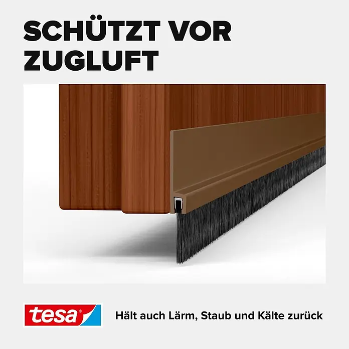 Tesa INSULATION Türdichtschiene für glatte Böden - Braun, 1 m x 37 mm, Geeignet für: Spaltenbreiten bis 12 mm - Braune Türdichtung mit schwarzen Borsten an einer Holztür, schützt vor Zugluft.