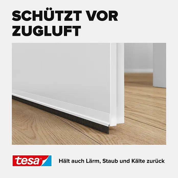 Tesa INSULATION Türdichtschiene für glatte Böden - Weiß, 1 m x 37 mm, Geeignet für: Spaltenbreiten bis 12 mm - Weiße tesa Türbodendichtung mit dunklen Borsten, am unteren Rand einer weißen Tür auf Holzfußboden montiert, schützt vor Zugluft.