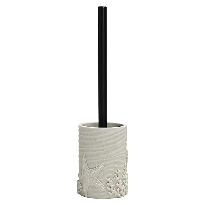 Camargue Koralle WC-Bürstengarnitur - Polyresin, Sand - Toilettenbürste mit schwarzem Griff in einem hellen, sandstrukturierten Halter mit Seestern und Korallen.