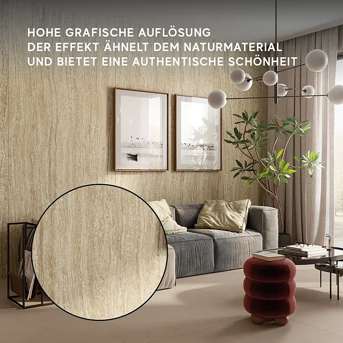 Corso Italia Feinsteinzeugfliese Traventino - 120 x 278 cm, Sand, Matt - Helle beige Wandpaneele mit natürlicher Holz-/Steinmaserung, die ein modernes Wohnzimmer verschönern.