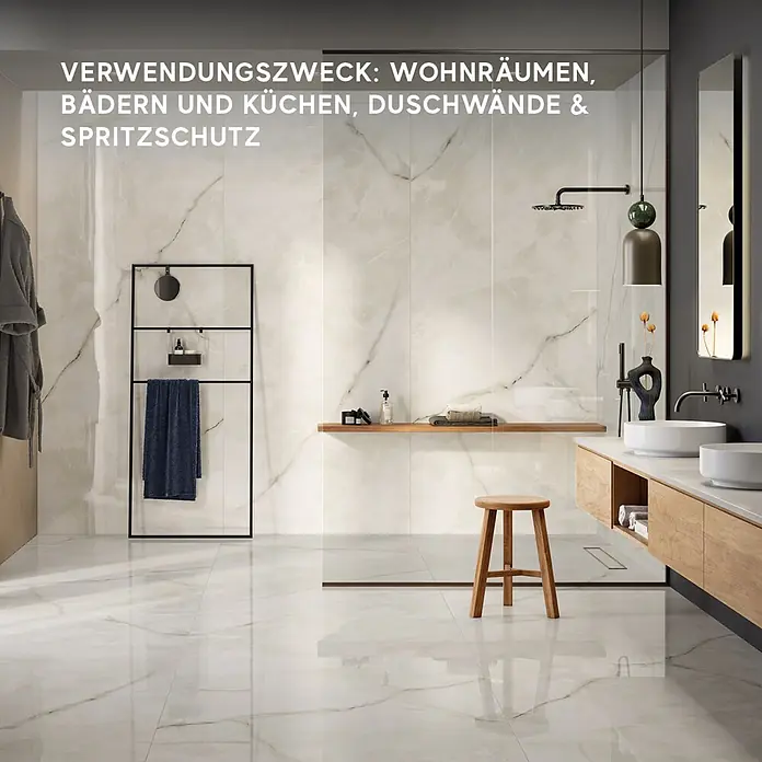 Corso Italia Feinsteinzeugfliese Onyx - 120 x 278 cm, Weiß, Glänzend - Großformatige Fliesen in weißer Marmoroptik an Badwänden und -boden, modern verlegt.